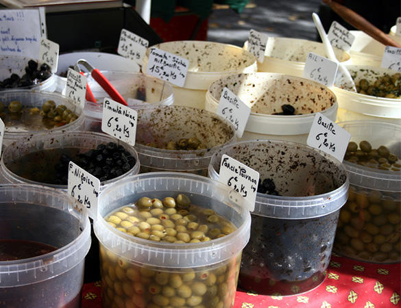 Olives de Provence au marché à Montélimar